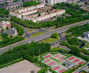 840447 Luchtfoto van de Waterlinieweg met de rotonde 't Goyplein te Utrecht vanuit het zuidoosten. Boven flatgebouwen ...